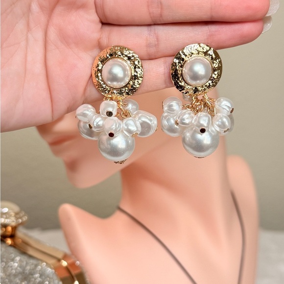⚜️ Elegant Pearl Cluster Earrings - Picture 3 of 7